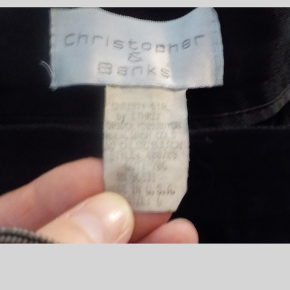 Christopher and Banks - pleated shorts - size 6 - Picture 5 of 6